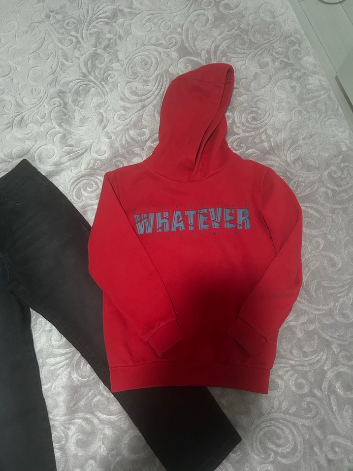 Kırmızı Kapüşonlu Sweatshirt ve Siyah Pantolon - Görsel 4