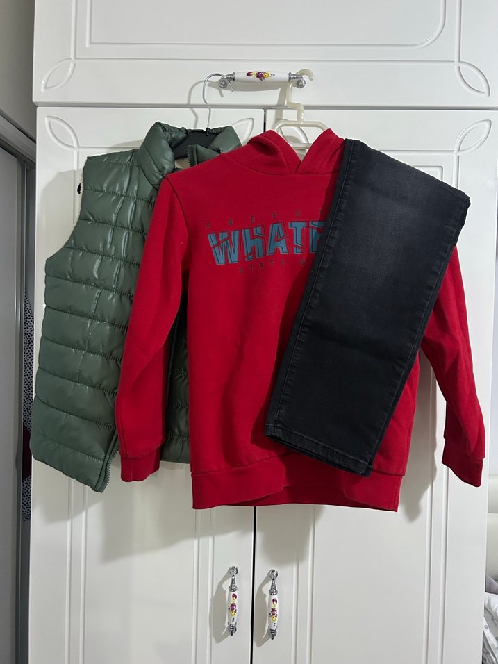 Kırmızı Erkek Sweatshirt ve Yeşil Yelek - Görsel 2