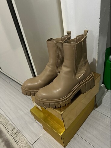 Deichmann Yarım bot