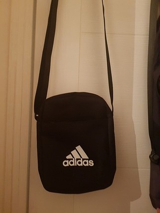 Adidas canta