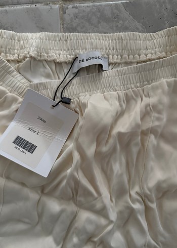 Beyaz saten Mini Şort Rahat Kesim - Görsel 2