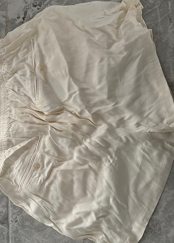 Beyaz saten Mini Şort Rahat Kesim - Görsel 3