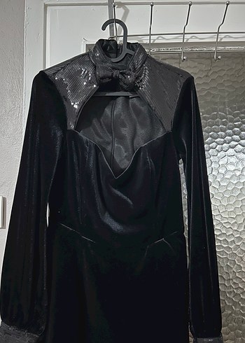 Parlak Siyah Gotik Strappy Kuşaklı kısa Abiye - Görsel 2