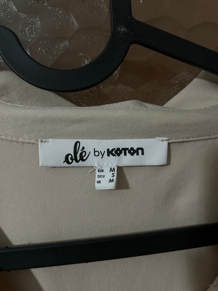 Bej V Yaka Düğmeli Kadın Crop Bluz - Görsel 3