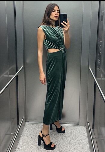 Zara kadife dekolteli tokalı elbise