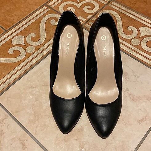 Siyah kalın topuklu ayakkabı