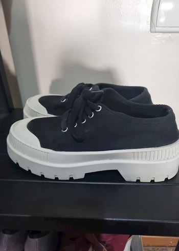 Pull and Bear Beyaz ve Siyah Kadın Spor Ayakkabı