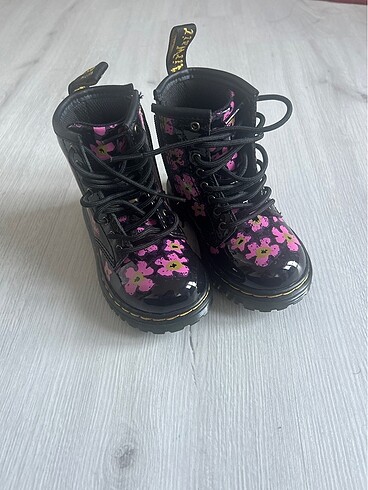 Dr martens çiçekli kız bot