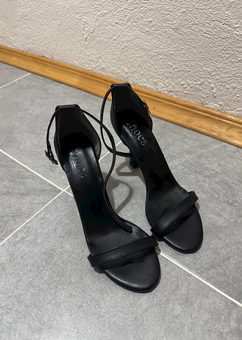 Tek band siyah topuklu ayakkabı