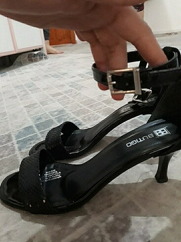 Topuklu bantlı ayakkabı