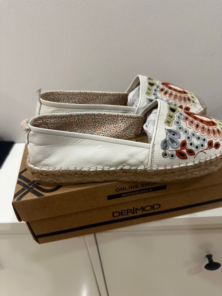 Boncuk İşlemeli Beyaz Dolgu Topuk Espadril - Görsel 2