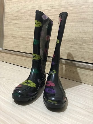 Çiçek desenli yağmur çizmesi