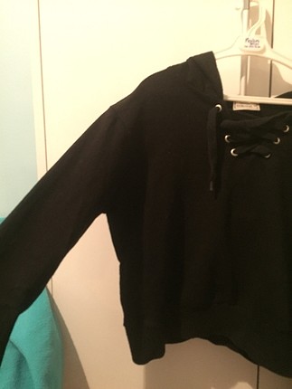 Bershka Şapkalı crop sweat