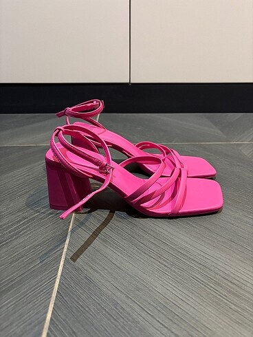 Hiç giyilmemiş Pull and Bear Topuklu Sandalet