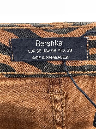 38 Beden çeşitli Renk Bershka Mini Şort %70 İndirimli.