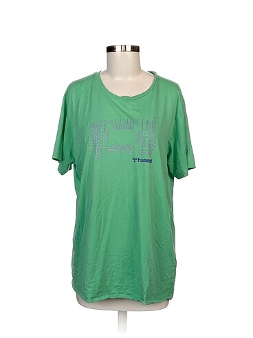 Hummel T-shirt %70 İndirimli.