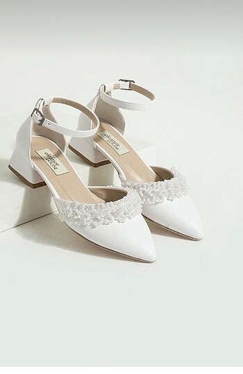 Beyaz incili ayakkabı