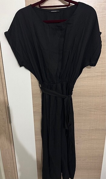 Kullanılmamış beli lastikli elbise