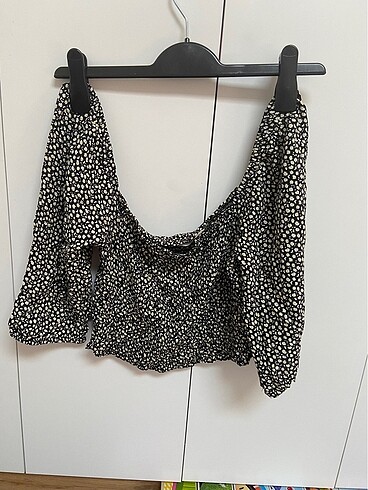Çiçek desenli gipeli crop bluz