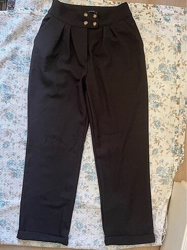 Düğme detaylı pantolon