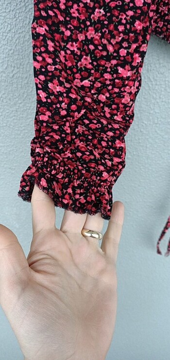 s Beden Çiçekli büzgülü crop bluz
