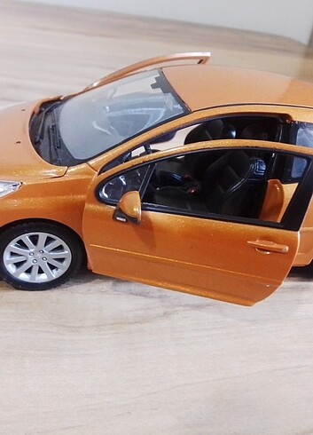 Beden Weely lisanslı 1. 24 ölçekli Peugeot 207 metal otomobil