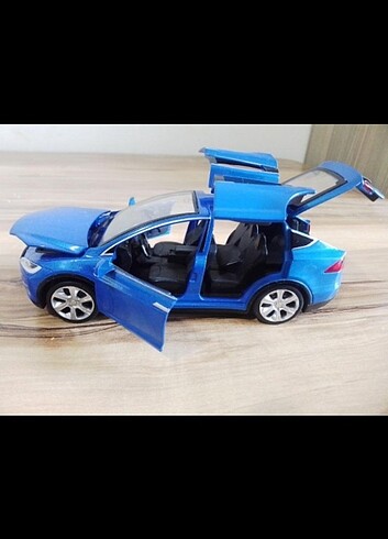 Tesla marka metal otomobil