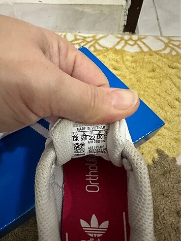22 Beden beyaz Renk Adidas spor ayakkabısı