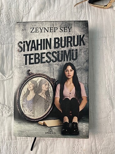 Siyahın Buruk Tebessümü - Zeynep Sey