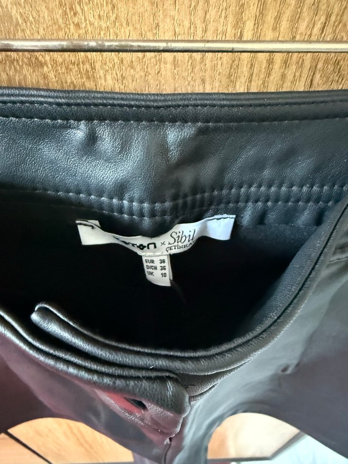 Kadın Siyah Deri Kısa Şort - Görsel 2