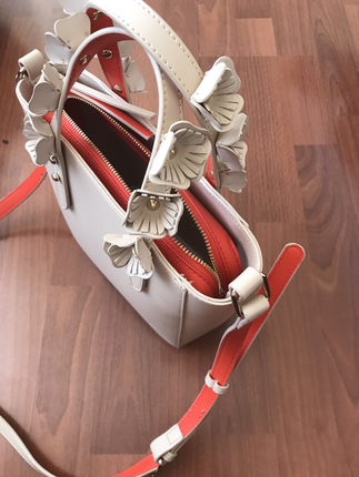 Zara 3 saat takıldı