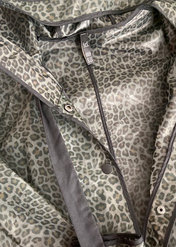 Gri Leopar Desenli Midi Kadın yağmurluk - Görsel 4