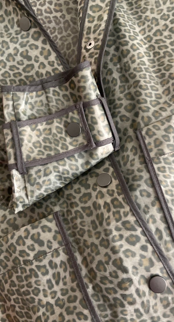 Gri Leopar Desenli Midi Kadın yağmurluk - Görsel 3