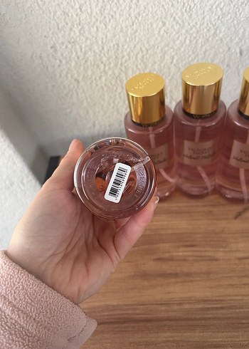 Victoria's Secret Velvet Petals Kadın Parfümü - Görsel 2