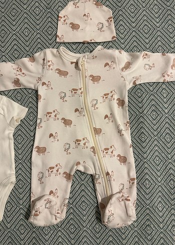 Beyaz Baskılı Bebek Tulumu ve Şapka Seti - Görsel 3