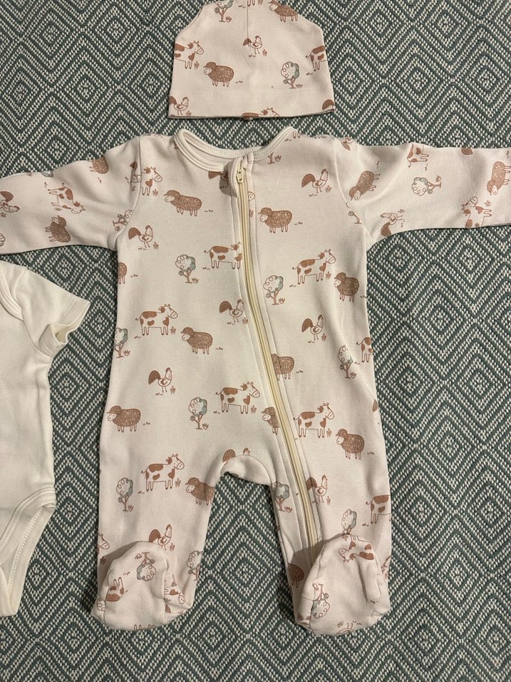 Beyaz Baskılı Bebek Tulumu ve Şapka Seti - Görsel 3