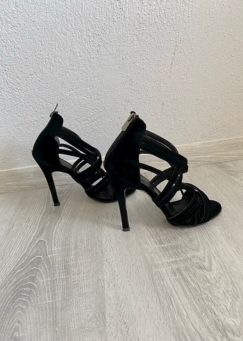 Siyah Bantlı Topuklu Ayakkabı - Görsel 2