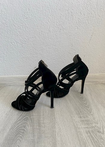 Siyah Bantlı Topuklu Ayakkabı - Görsel 4