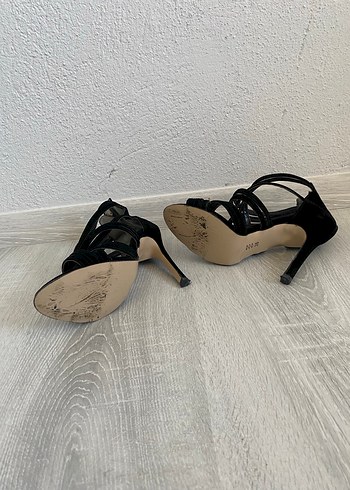 Siyah Bantlı Topuklu Ayakkabı - Görsel 5