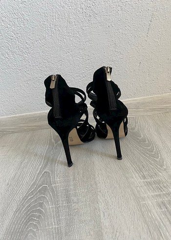 Siyah Bantlı Topuklu Ayakkabı - Görsel 3
