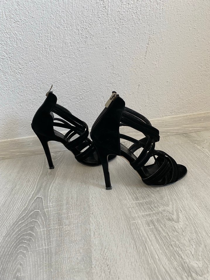 Siyah Bantlı Topuklu Ayakkabı - Görsel 2