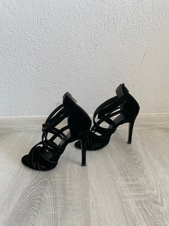 Siyah Bantlı Topuklu Ayakkabı - Görsel 4