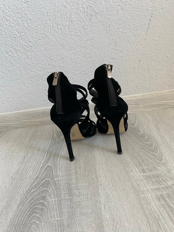 Siyah Bantlı Topuklu Ayakkabı - Görsel 3