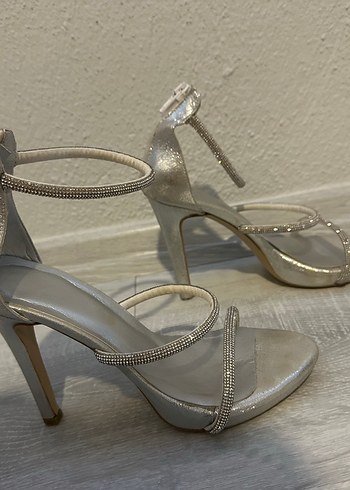 Gümüş Renkli Bantlı Topuklu Ayakkabı - Görsel 3