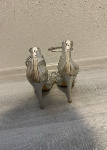 Gümüş Renkli Bantlı Topuklu Ayakkabı - Görsel 4