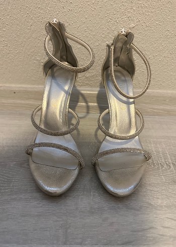 Gümüş Renkli Bantlı Topuklu Ayakkabı - Görsel 2