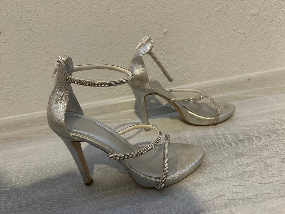 Gümüş Renkli Bantlı Topuklu Ayakkabı - Görsel 3