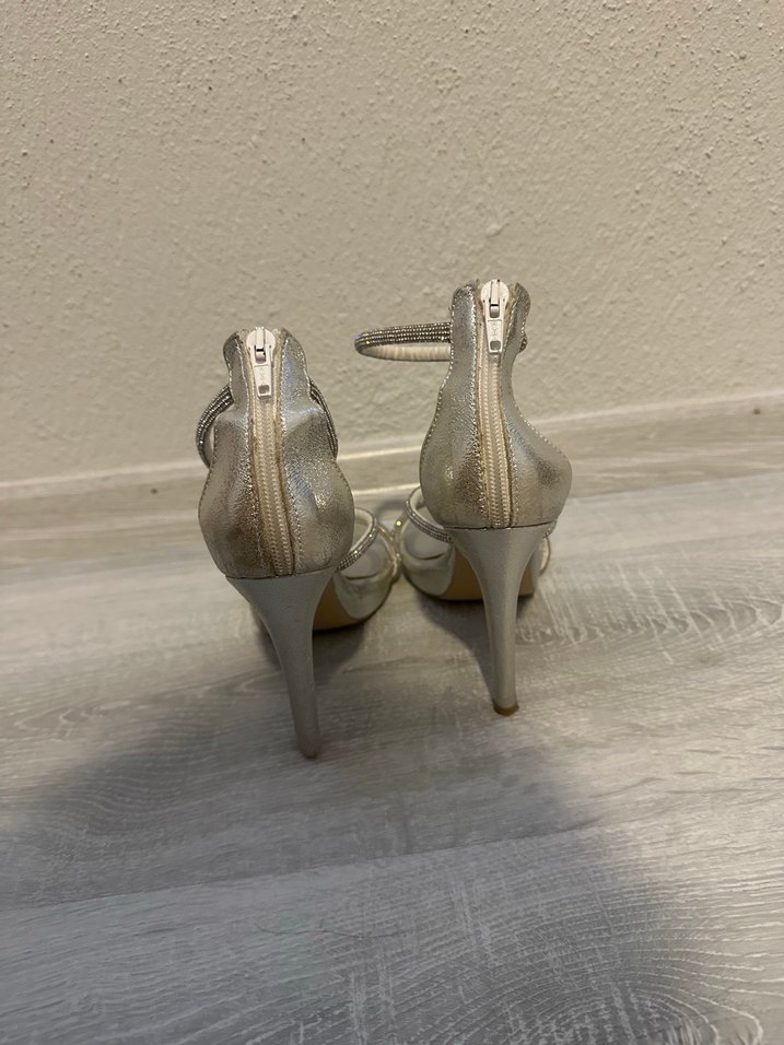 Gümüş Renkli Bantlı Topuklu Ayakkabı - Görsel 4