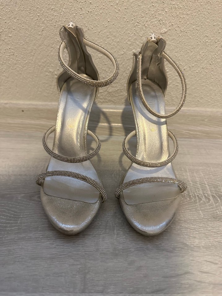 Gümüş Renkli Bantlı Topuklu Ayakkabı - Görsel 2