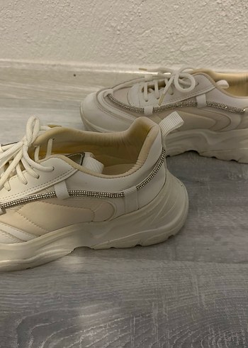 Beyaz Bağcıklı Kadın Dolgu Topuk Spor Ayakkabı - Görsel 5